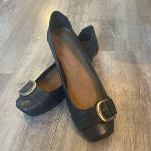 Yuu Big Buckle Mini Wedge Navy Flats Women’s 8.5